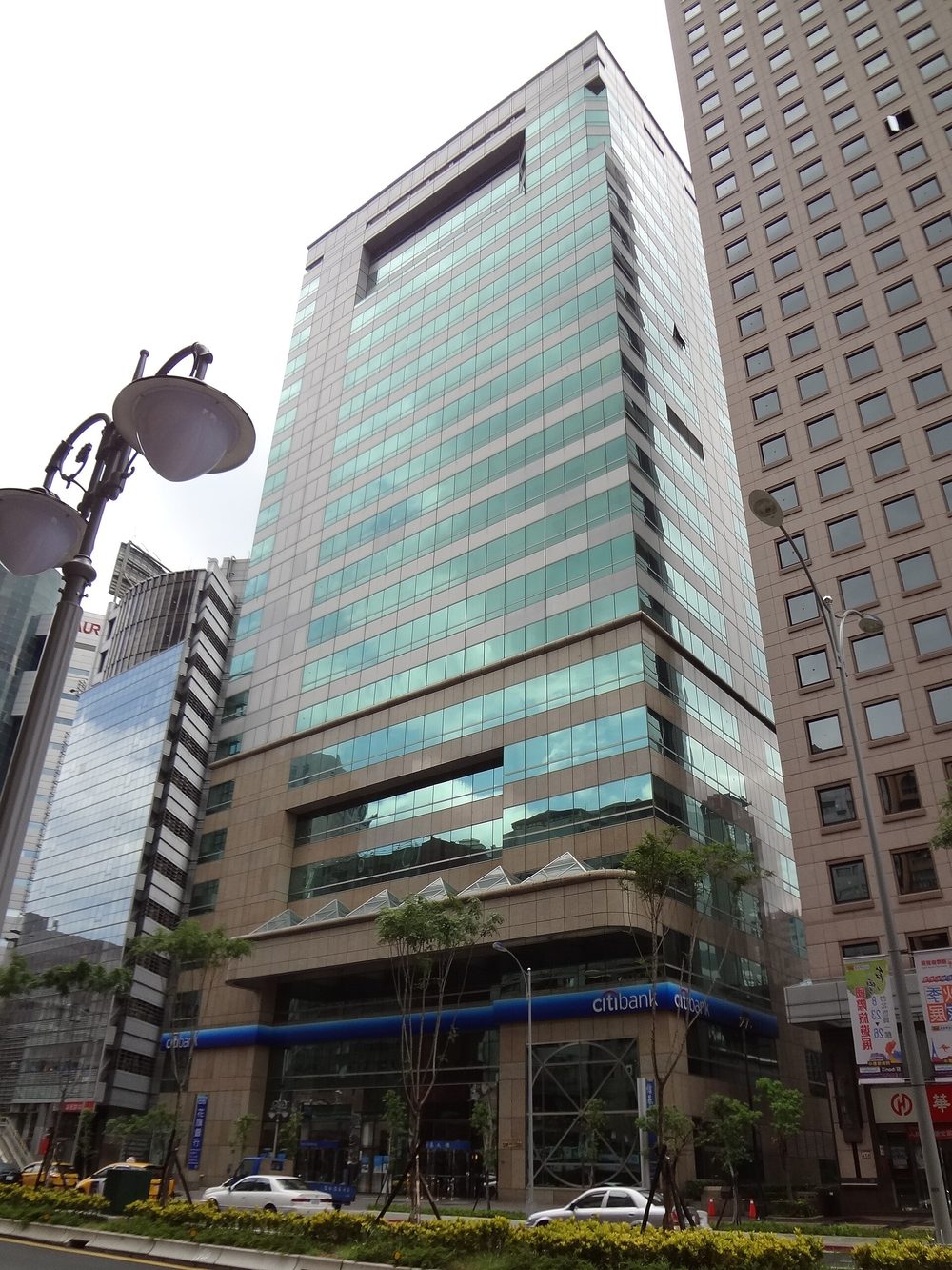 信基大樓正面