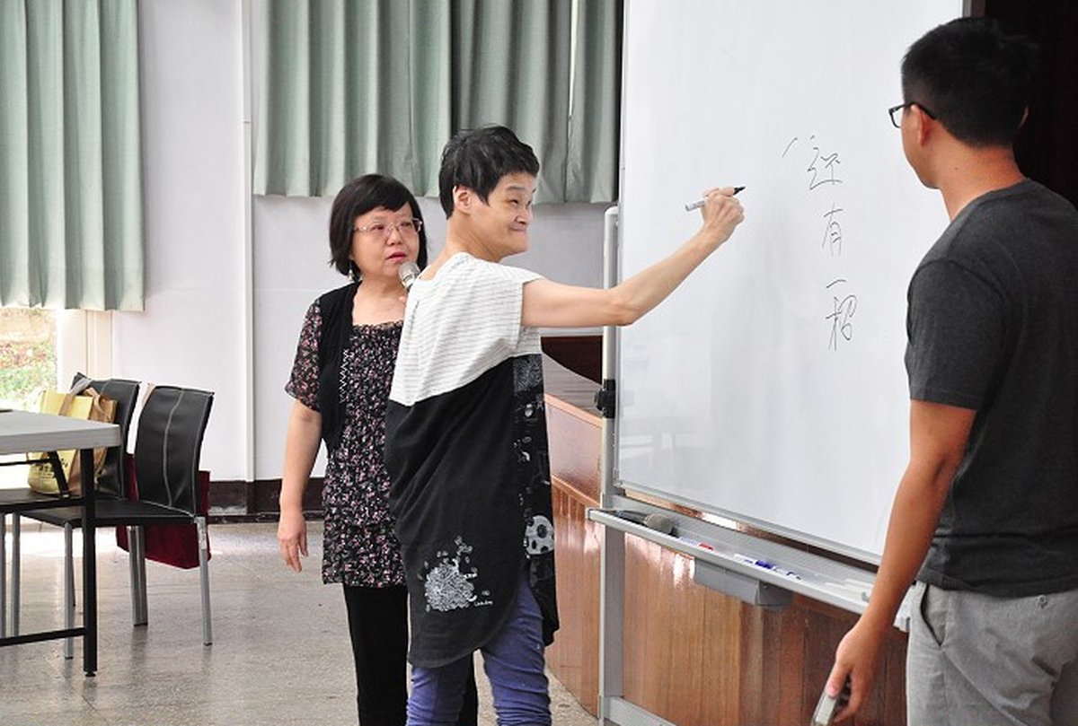 黃美廉在白板上書寫,與馬祖學生對談