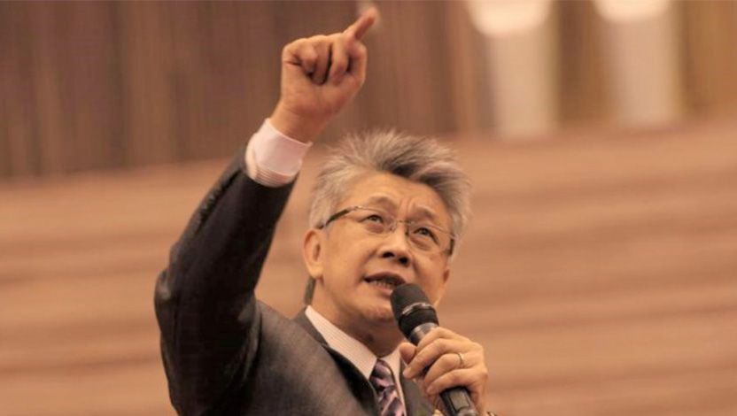 寇紹恩牧師於講台