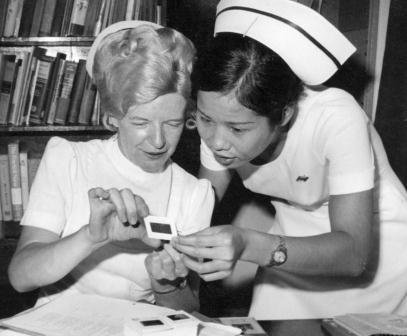 1973 年門諾護校主任 Sue Martens 與護理人員檢視教材