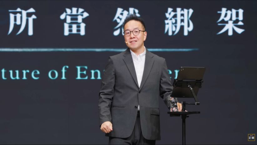 張光偉牧師西裝講道照